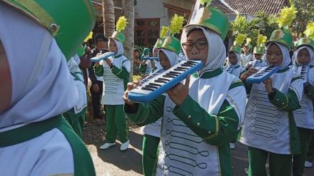 Marching Band Alfusa Ikuti Karnaval Kec. Sanden